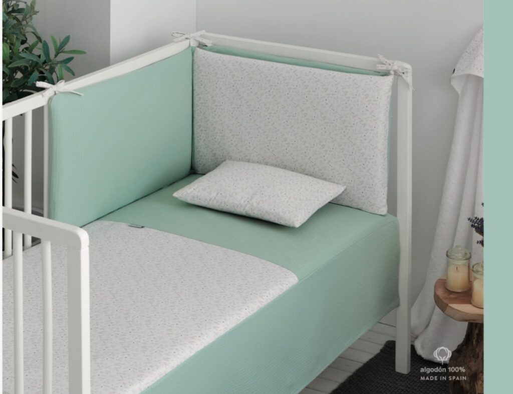 Colcha hojas verde+chichonera cuna